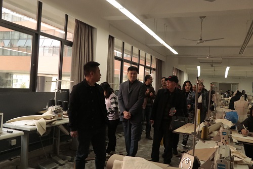 1510308234288571.jpg 高校教师代表参观实验实训中心2.jpg